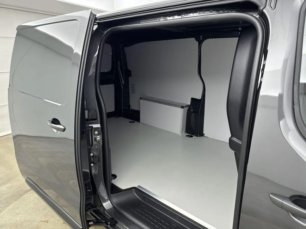 Gesloten bestel XL Elektrisch 100kW - 75kWh | Houten afwerking laadruimte | Verwarmde voorstoelen | Camera | Parkeersensoren | Dodehoeksensoren | Apple Carplay/Android Auto | Elektrisch inkl