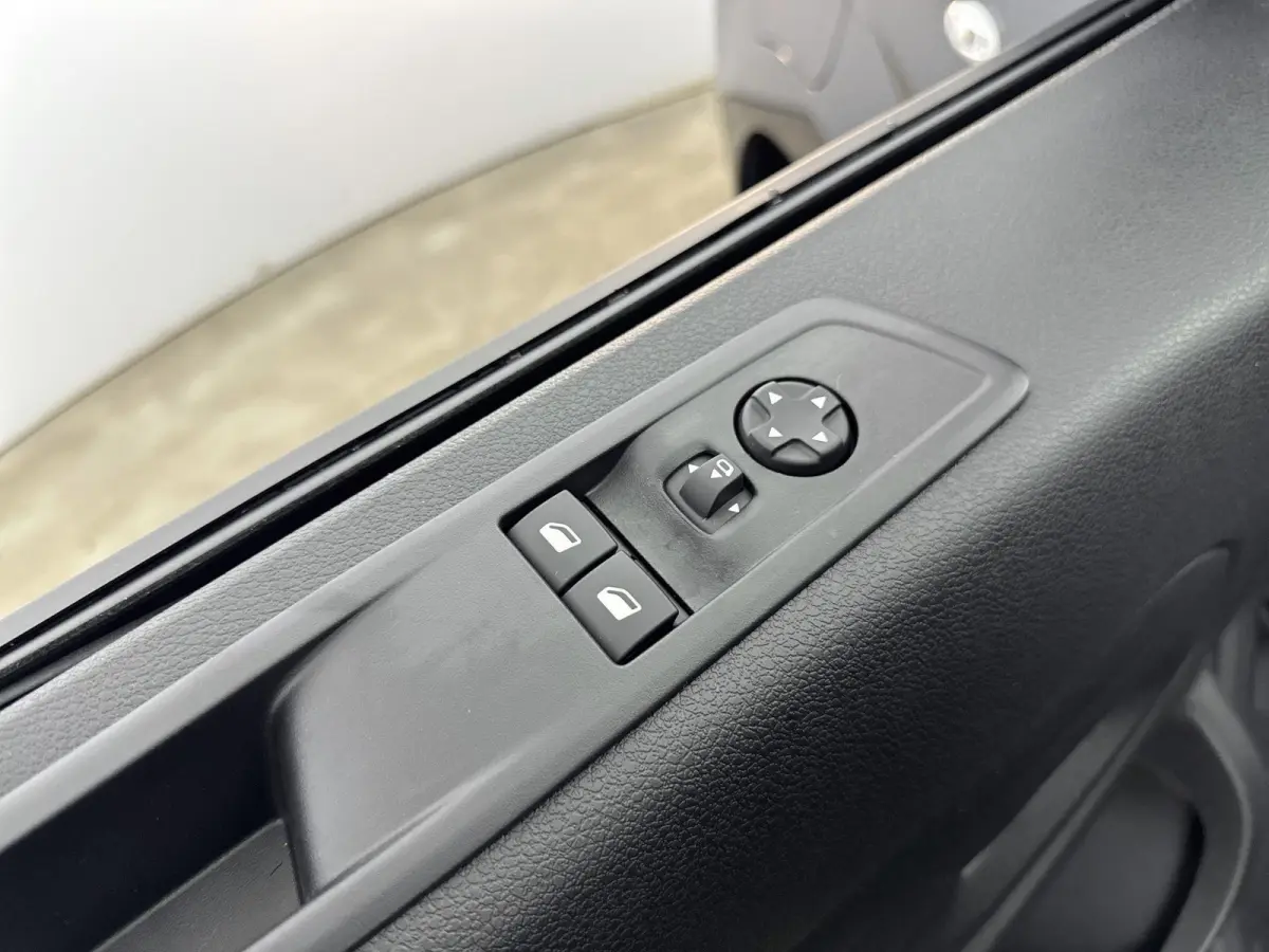 Gesloten bestel XL Elektrisch 100kW - 75kWh | Houten afwerking laadruimte | Verwarmde voorstoelen | Camera | Parkeersensoren | Dodehoeksensoren | Apple Carplay/Android Auto | Elektrisch inkl