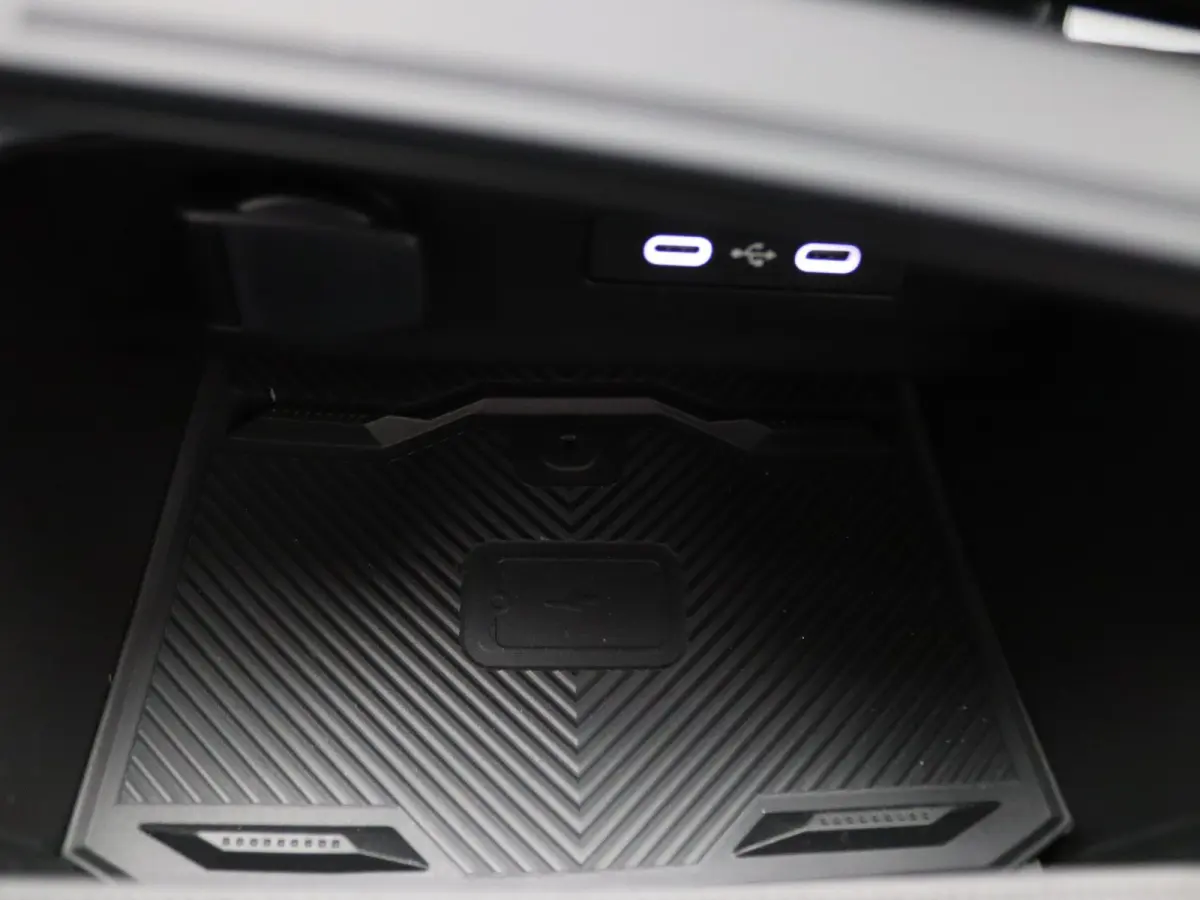 Hybrid 155pk Limited Edition Rondomzicht camera | Apple Carplay/Android Auto