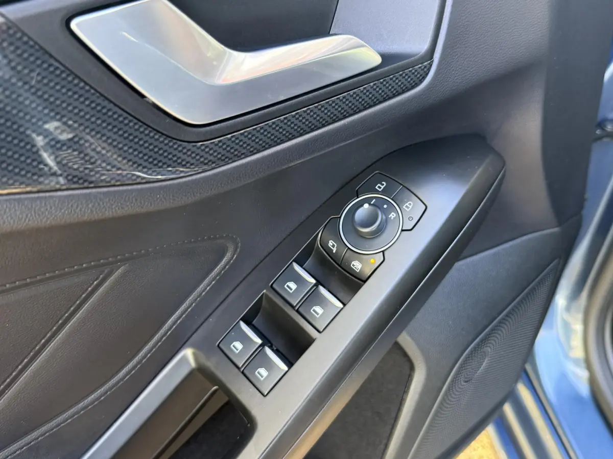 1.0 EcoBoost Hybrid ST Line | Winter Pack | PDC + Camera | Climate control | Apple Carplay/Android Auto |
