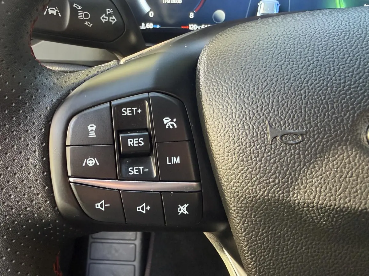 1.0 EcoBoost Hybrid ST Line | Winter Pack | PDC + Camera | Climate control | Apple Carplay/Android Auto |