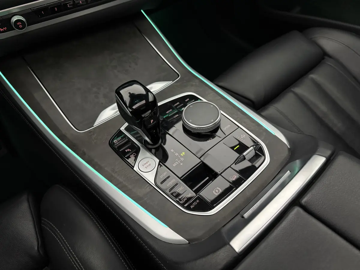 xDrive45e M-Sport Shadowline | Luchtvering | Pano | Camera | Virtual | HuD | Memory | Sfeer | Carplay