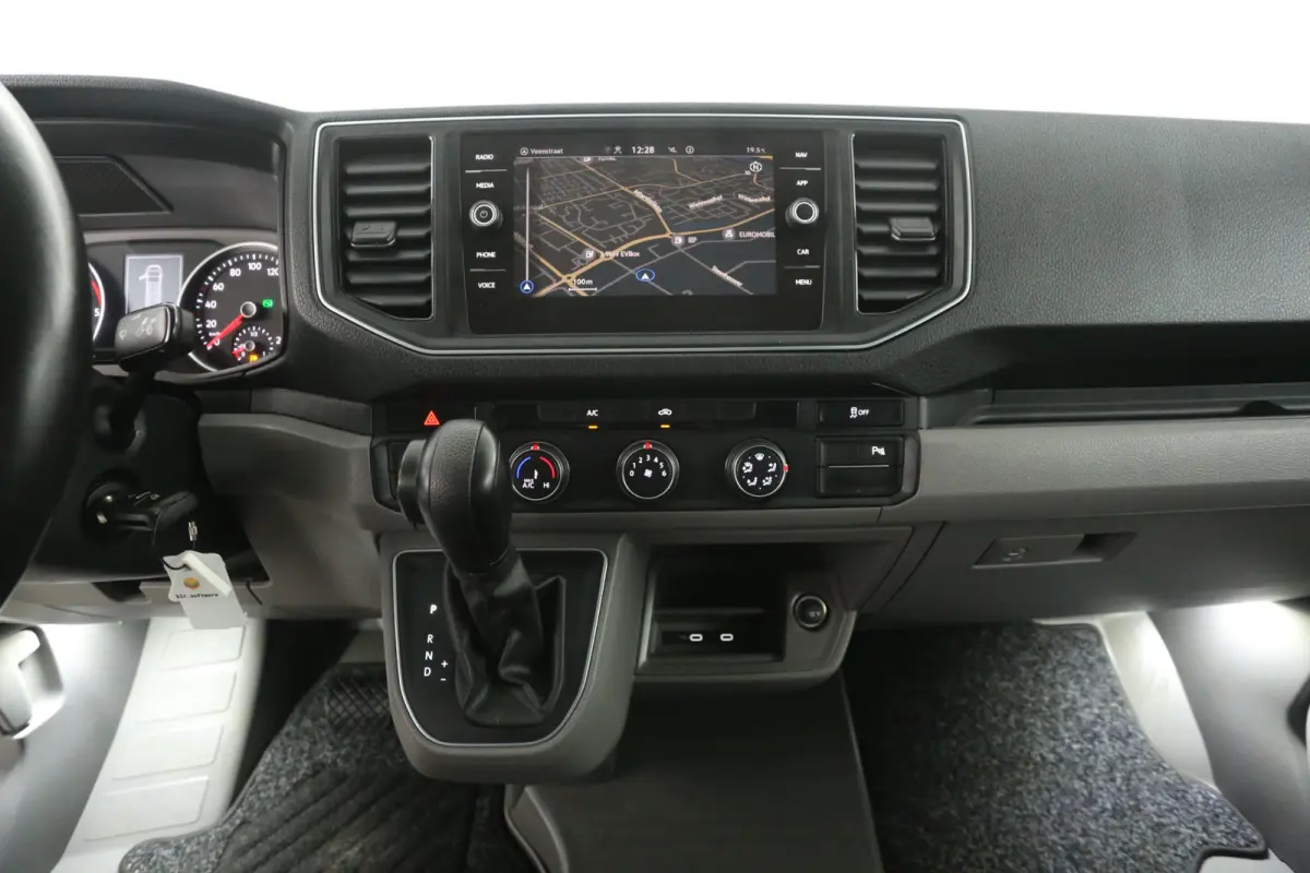 2.0 TDI L3H3 140PK 75 Edition | Automaat | Airco | Camera | Cruise | Carplay | 3000KG Trekgew. | Parkeersens.