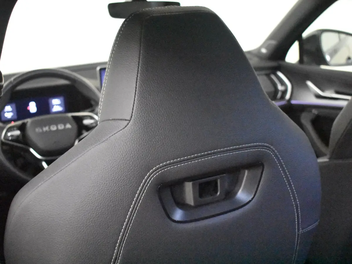 1.5 TSI PHEV Sportline Business 204PK DSG/AUT | Head-up display | Elektr glazen pano-dak | Trekhaak uitklapbaar | Stoel/stuurverw | Cruise contr adapt | Side assist | DAB | NAVI | LED | 19"L
