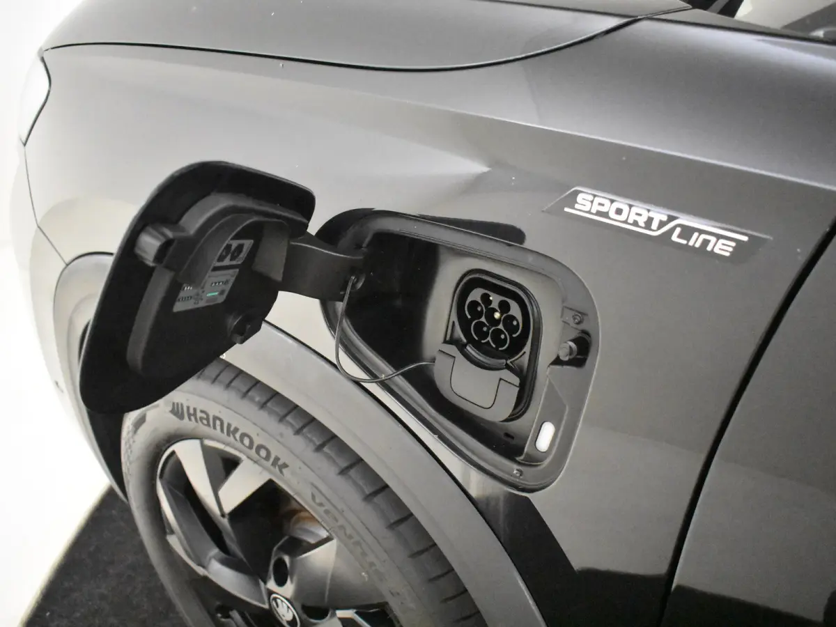 1.5 TSI PHEV Sportline Business 204PK DSG/AUT | Head-up display | Elektr glazen pano-dak | Trekhaak uitklapbaar | Stoel/stuurverw | Cruise contr adapt | Side assist | DAB | NAVI | LED | 19"L