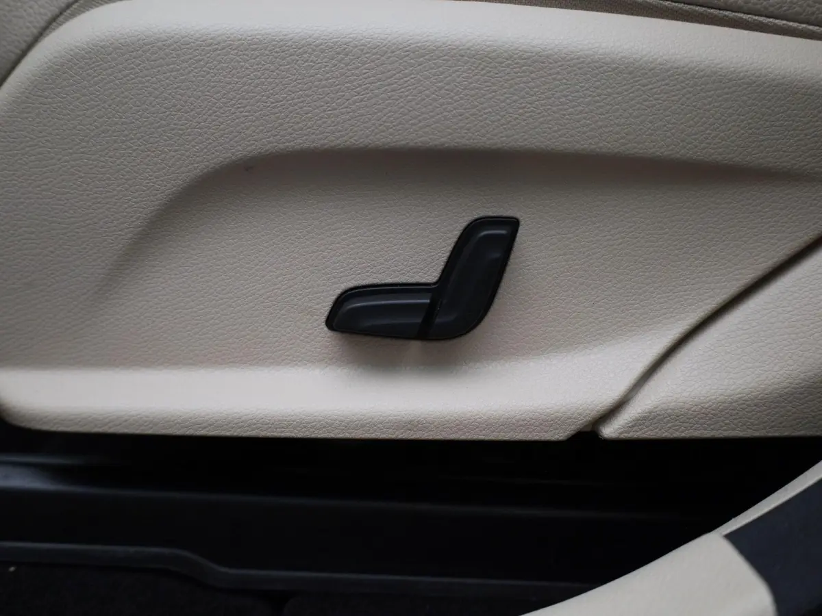 200 Business Solution Limited | Automaat | Apple Carplay / Android Auto | Achteruitrijcamera | Parkeersensoren | Stoelverwarming | Trekhaak |