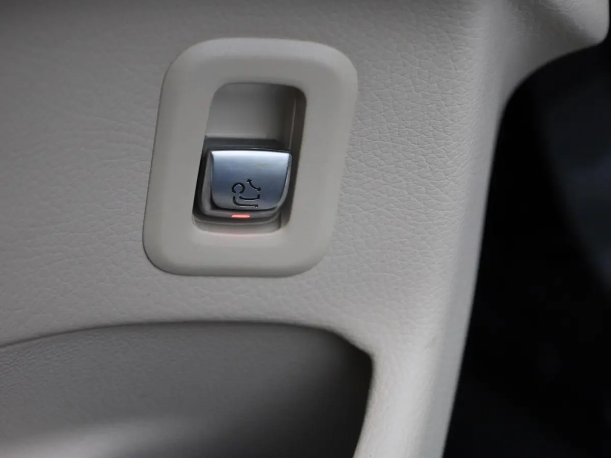 200 Business Solution Limited | Automaat | Apple Carplay / Android Auto | Achteruitrijcamera | Parkeersensoren | Stoelverwarming | Trekhaak |