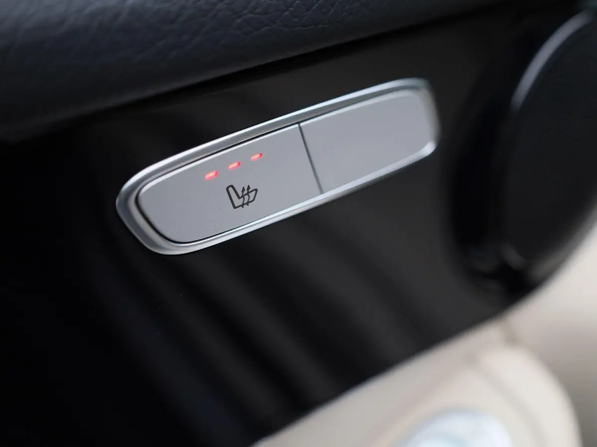 200 Business Solution Limited | Automaat | Apple Carplay / Android Auto | Achteruitrijcamera | Parkeersensoren | Stoelverwarming | Trekhaak |