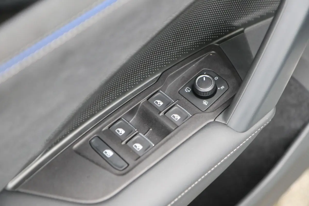 1.5 eHybrid 272pk R-Line | SoH 99% | Trekhaak | 360 Camera | Navigatie | Stoelverwarming