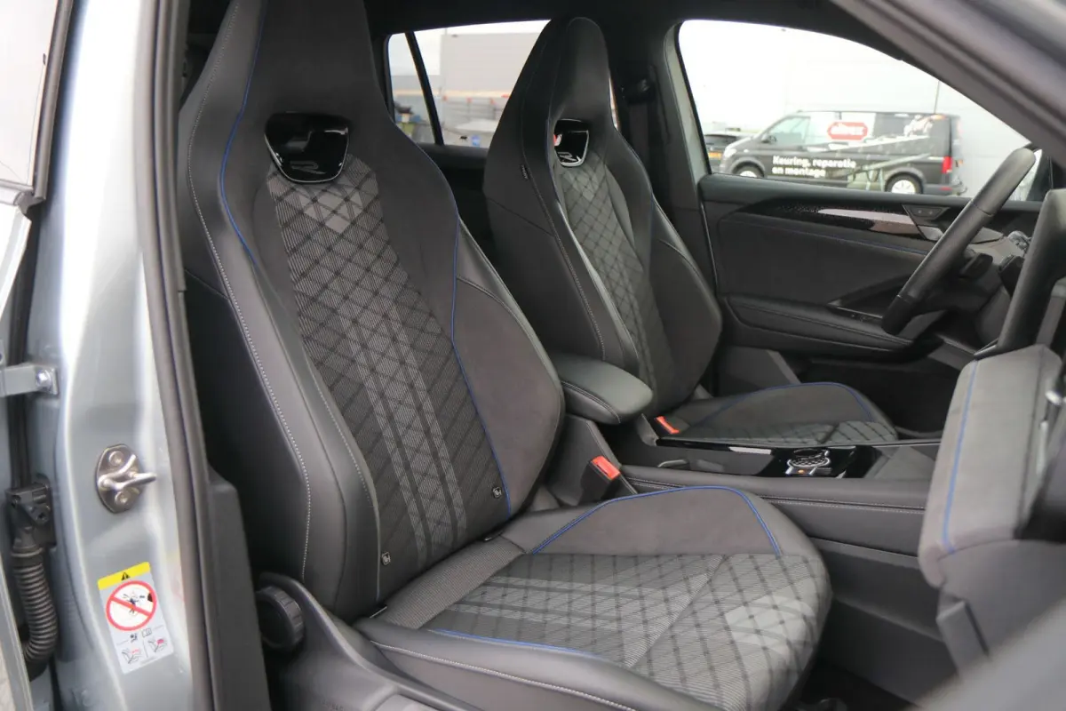 1.5 eHybrid 272pk R-Line | SoH 99% | Trekhaak | 360 Camera | Navigatie | Stoelverwarming