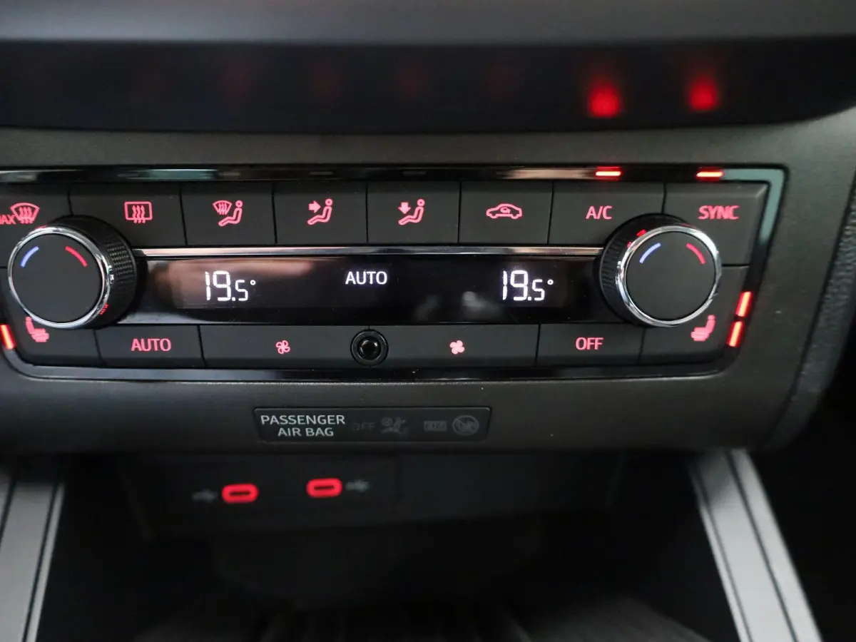 1.0 TSI Style Business Intense Plus | Apple Carplay / Android Auto | Achteruitrijcamera | Parkeersensoren | Stoelverwarming |