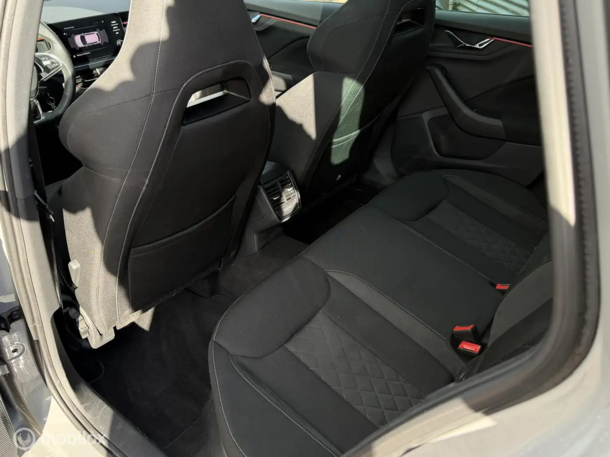 1.0 TSI Sport Business | Panoramadak | Clima | Sportstoelen | LM Velgen |
