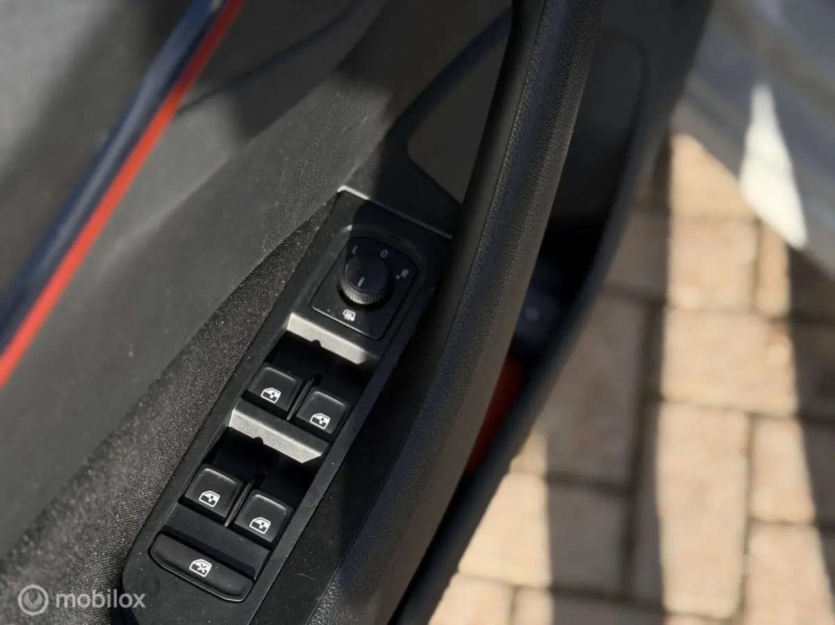 1.0 TSI Sport Business | Panoramadak | Clima | Sportstoelen | LM Velgen |