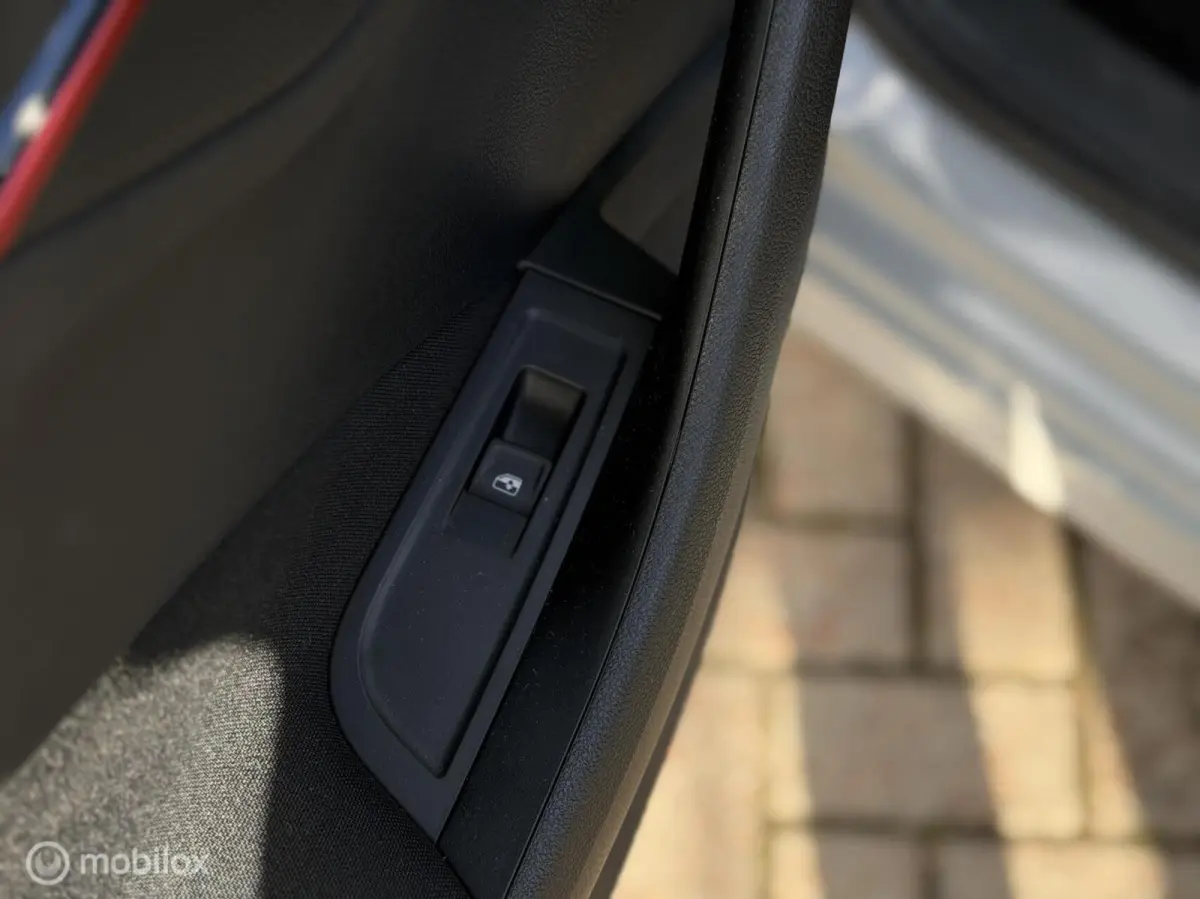 1.0 TSI Sport Business | Panoramadak | Clima | Sportstoelen | LM Velgen |