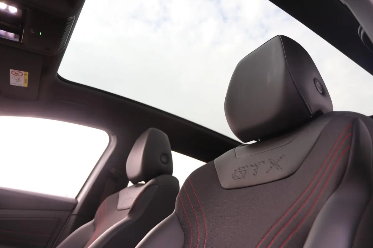 GTX 300pk 4Motion 77 kWh | SoH 91% | Panoramadak | Navigatie | Warmtepomp | Achteruitrijcamera | Stoelverwarming