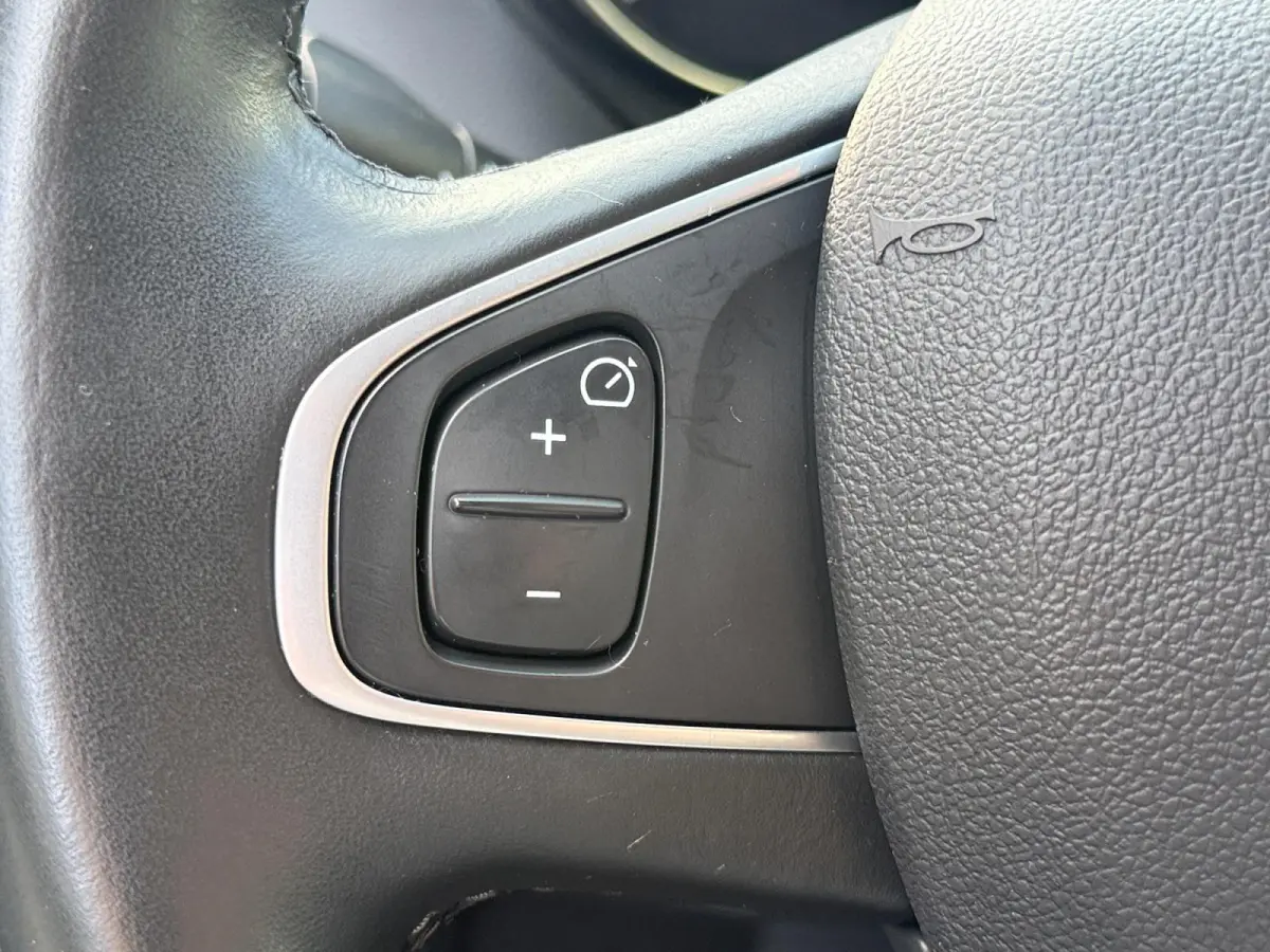 1.3 TCe Intens | Winterset + Zomerset | Trekhaak | Automaat | Camera | Keyless | LED | Dodehoek | Bluetooth | Navi | Lichtmetalen Velgen | 1 Jaar Bovag Garantie |