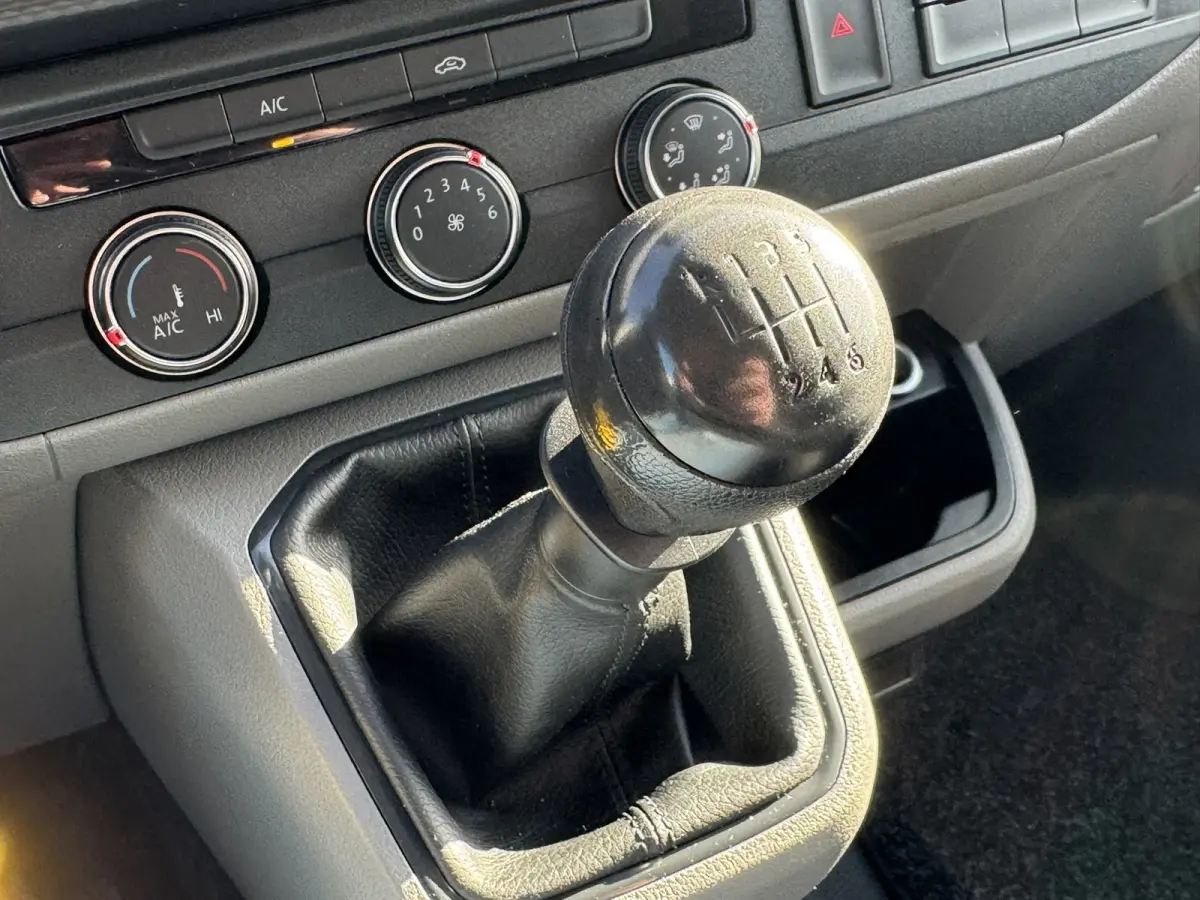 2.0 TDI L2H1 30 DC Highline Navi Airco Cruise Control Trekhaak Carplay All-Season Lat om Lat betimmert