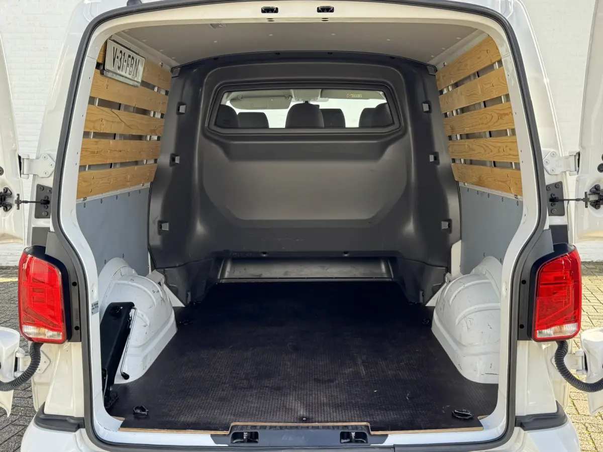 2.0 TDI L2H1 30 DC Highline Navi Airco Cruise Control Trekhaak Carplay All-Season Lat om Lat betimmert