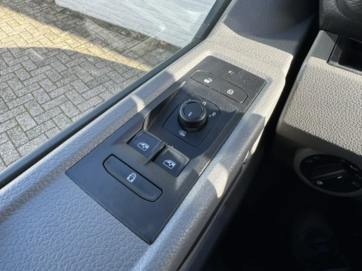 2.0 TDI L2H1 30 DC Highline Navi Airco Cruise Control Trekhaak Carplay All-Season Lat om Lat betimmert