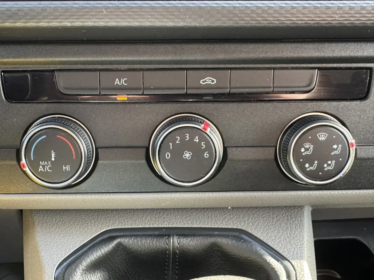 2.0 TDI L2H1 30 DC Highline Navi Airco Cruise Control Trekhaak Carplay All-Season Lat om Lat betimmert
