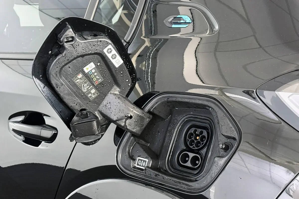 EV Blue Lease Allure 50 kWh Camera Apple CarPlay Climate Control Navi