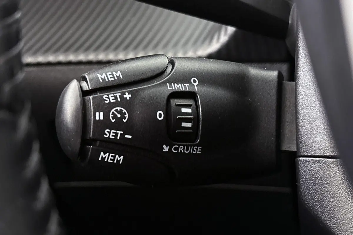 EV Blue Lease Allure 50 kWh Camera Apple CarPlay Climate Control Navi