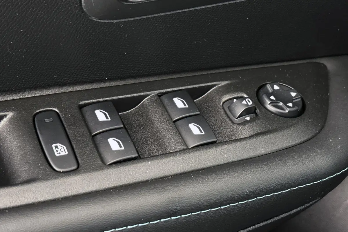 EV Blue Lease Allure 50 kWh Camera Apple CarPlay Climate Control Navi