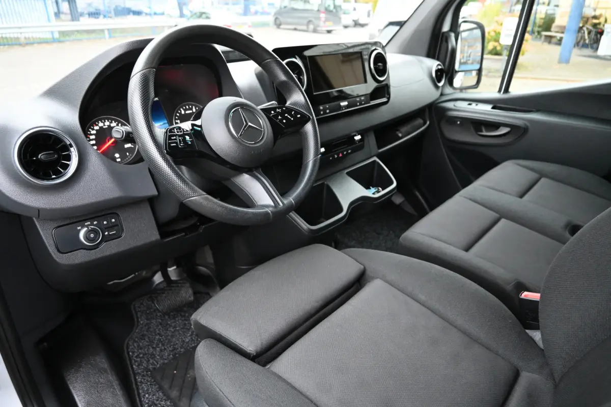 317 CDI L2H2 Pro LED, Geveerde stoel, Navigatie met camera