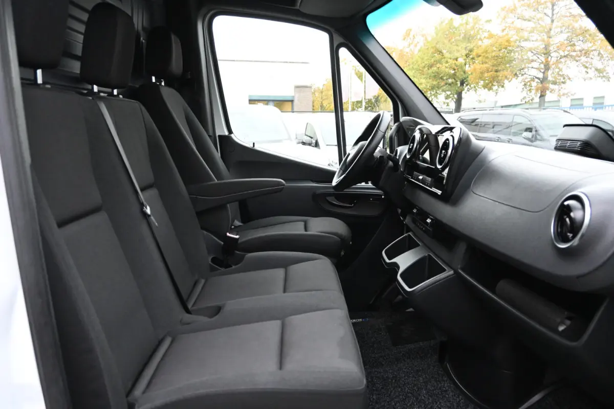 317 CDI L2H2 Pro LED, Geveerde stoel, Navigatie met camera