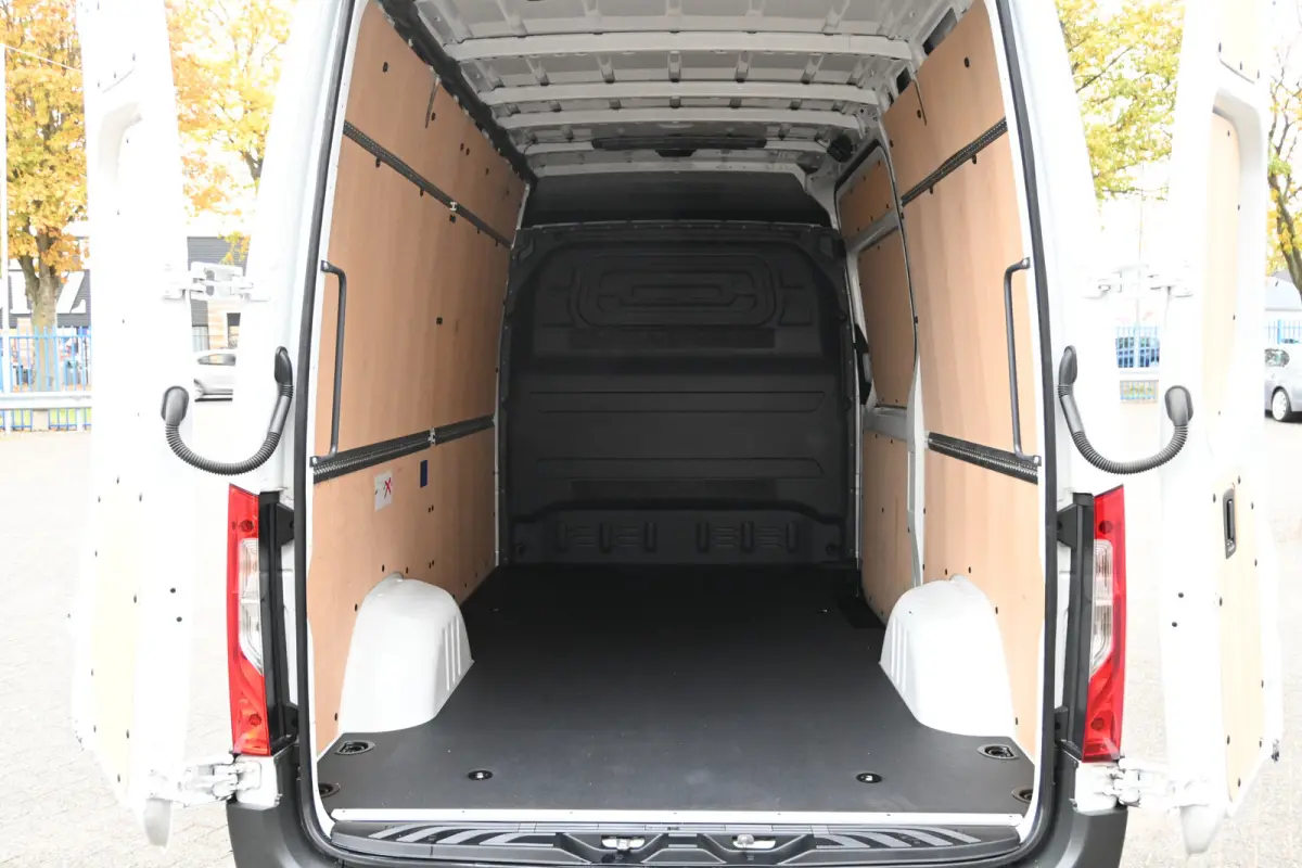 317 CDI L2H2 Pro LED, Geveerde stoel, Navigatie met camera