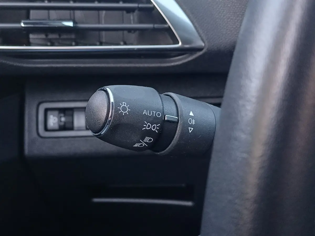 1.6 HYbrid 225 Allure Pack Business Camera | 17" Lichtmetaal | Parkeersensoren Achter | Climate | Cruise | LED | Achteruitrijcamera | Apple Carplay/Android Auto|telefoonintegratie premium | 