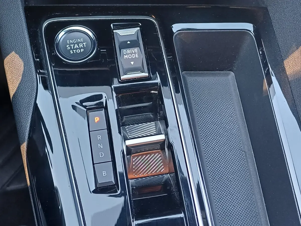 1.6 HYbrid 225 Allure Pack Business Camera | 17" Lichtmetaal | Parkeersensoren Achter | Climate | Cruise | LED | Achteruitrijcamera | Apple Carplay/Android Auto|telefoonintegratie premium | 