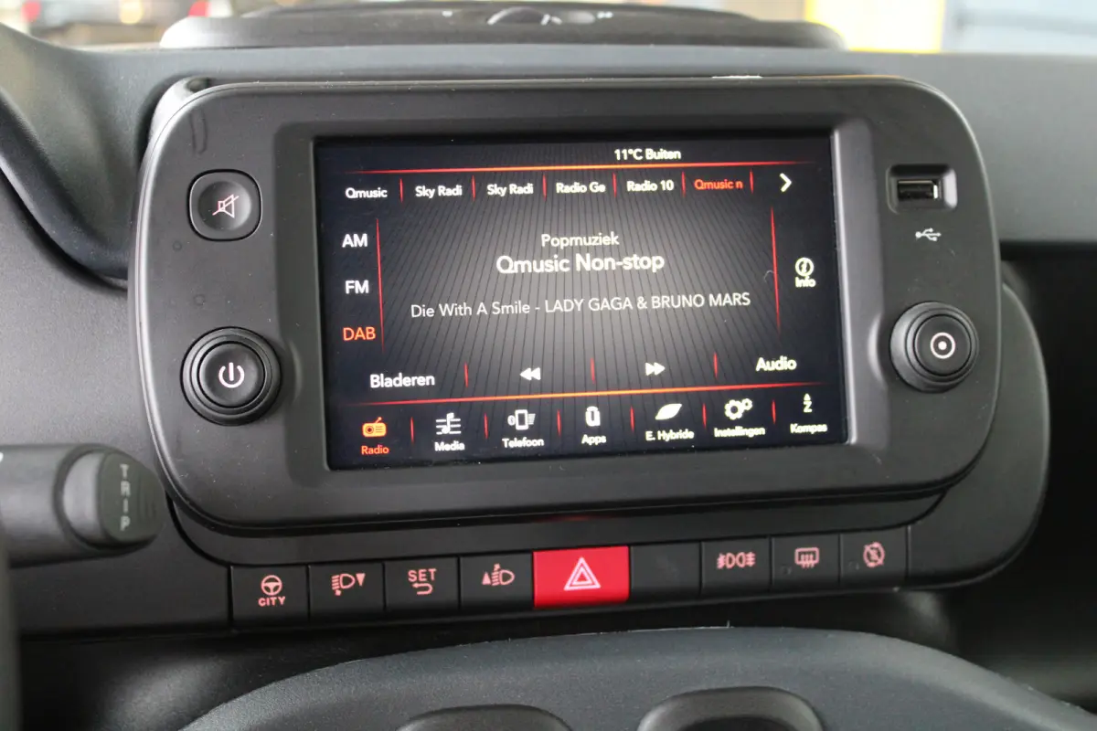 1.0 Hybrid Cross | DAB+ | Bluetooth | Elektrische ramen voor | All-Seasons | Parkeersensoren achter |
