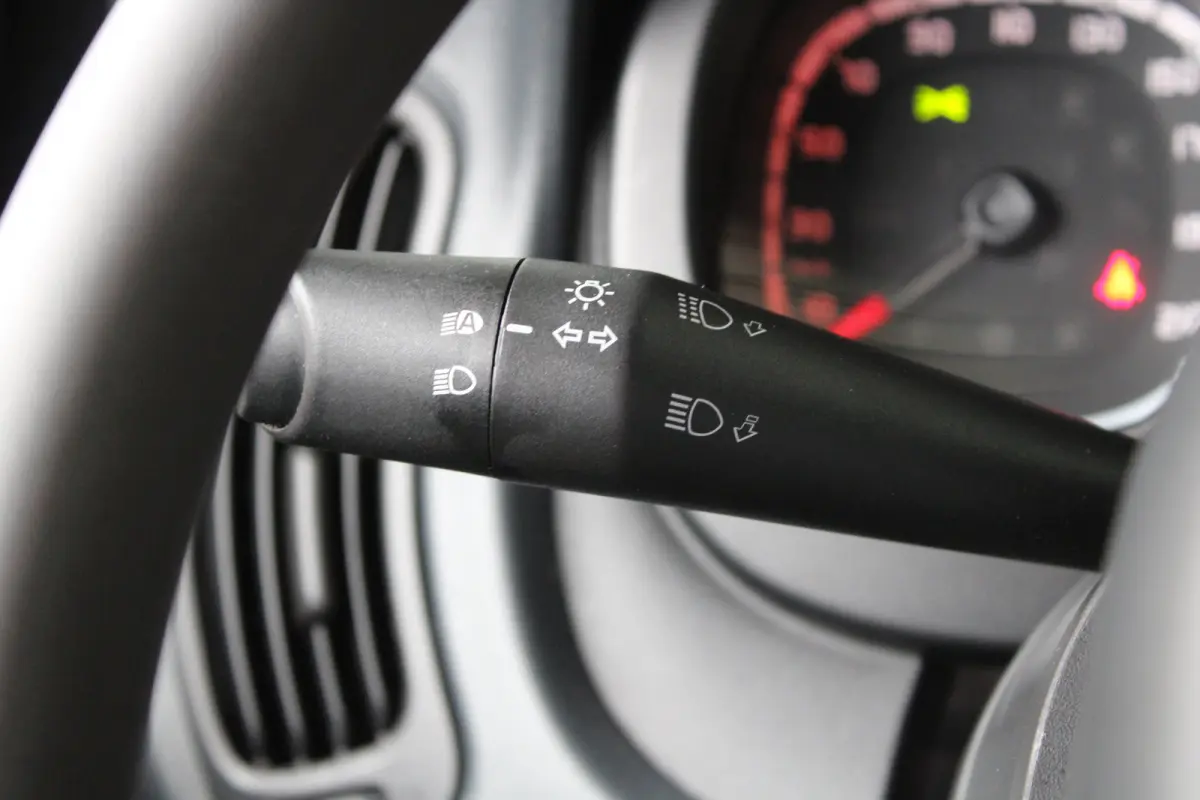 1.0 Hybrid Cross | DAB+ | Bluetooth | Elektrische ramen voor | All-Seasons | Parkeersensoren achter |