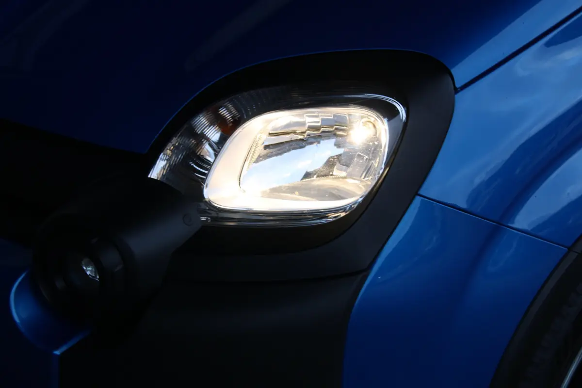 1.0 Hybrid Cross | DAB+ | Bluetooth | Elektrische ramen voor | All-Seasons | Parkeersensoren achter |