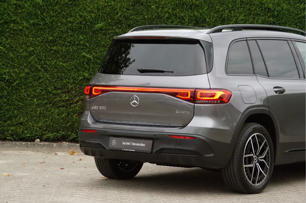 EQB 300 4M AMG Line Might 67 kWh | Panorama Dodehoek Sfeerverlichting
