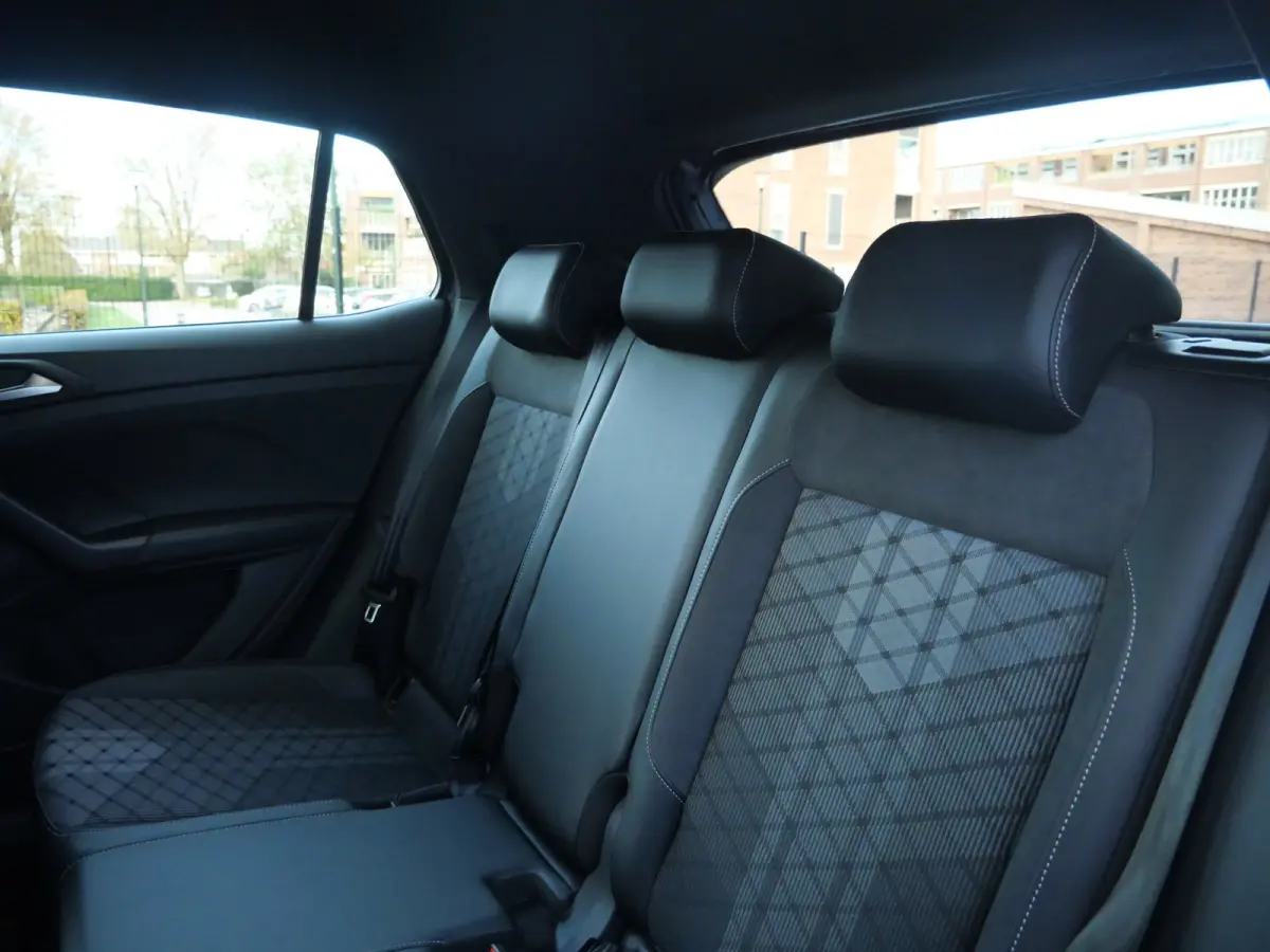 1.0 TSI R-Line Edition Automaat 18 Inch / Climate Control / Sportstoelen