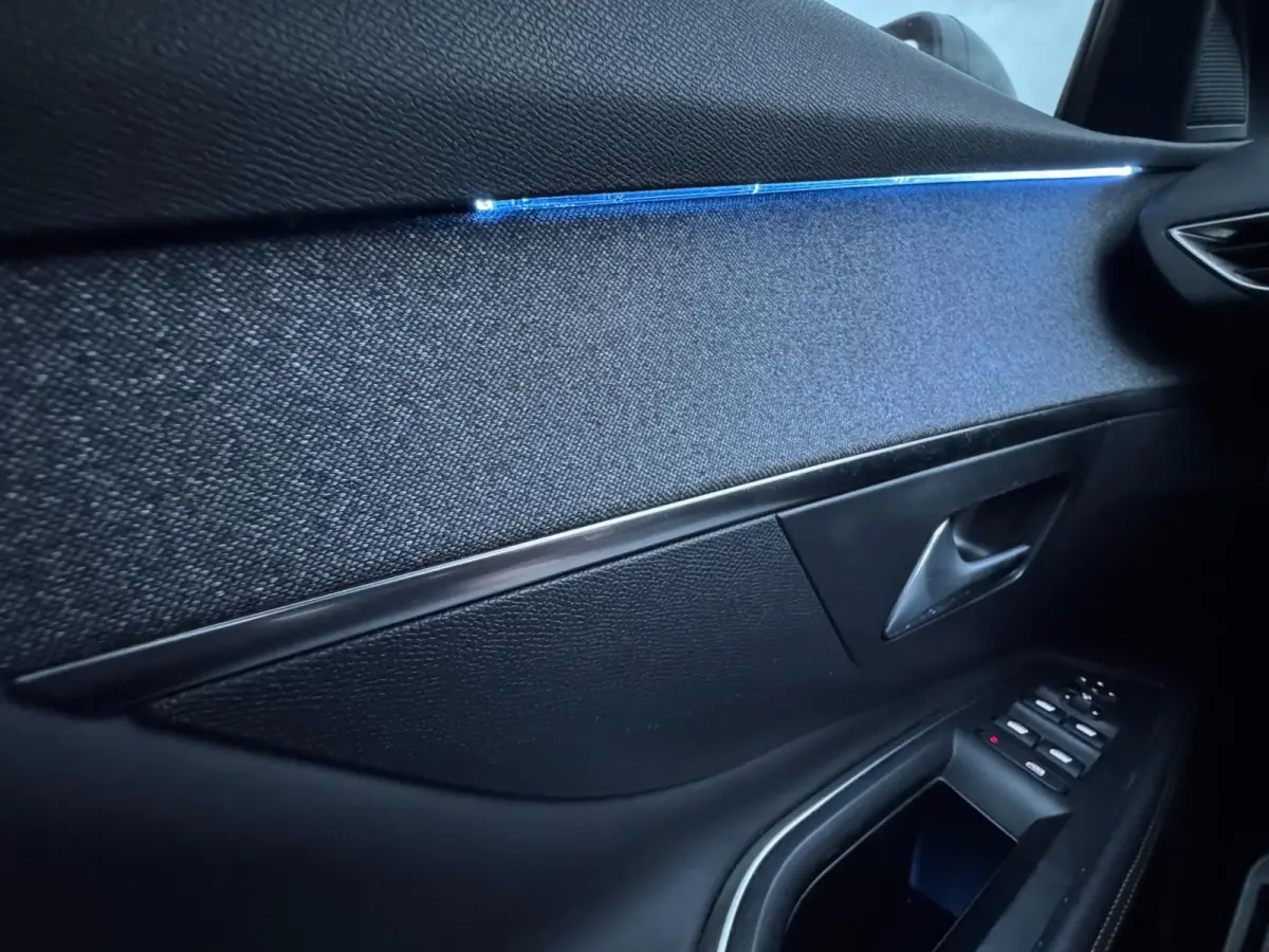 1.2 PureTech Blue Lease GT-Line / Pano / Leder / 7 Persoons .