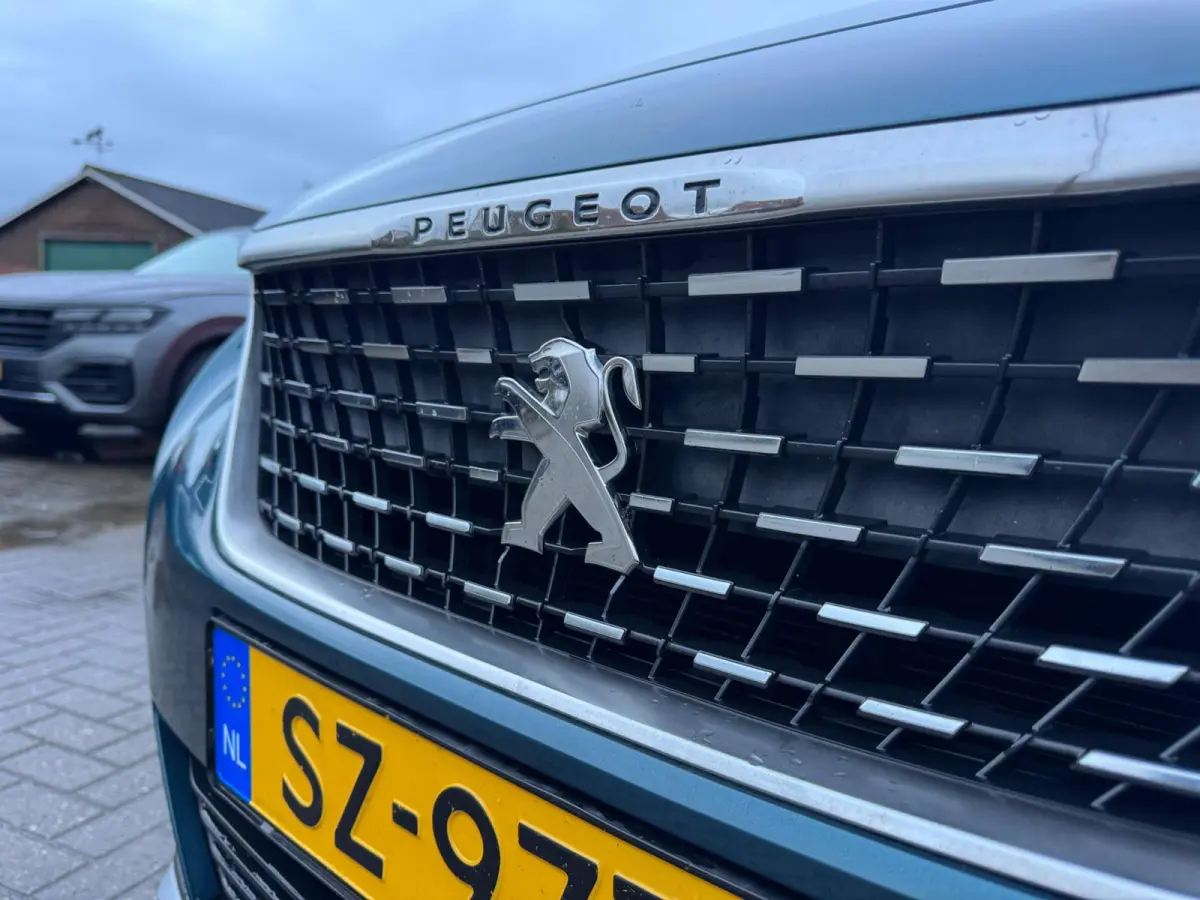 1.2 PureTech Blue Lease GT-Line / Pano / Leder / 7 Persoons .