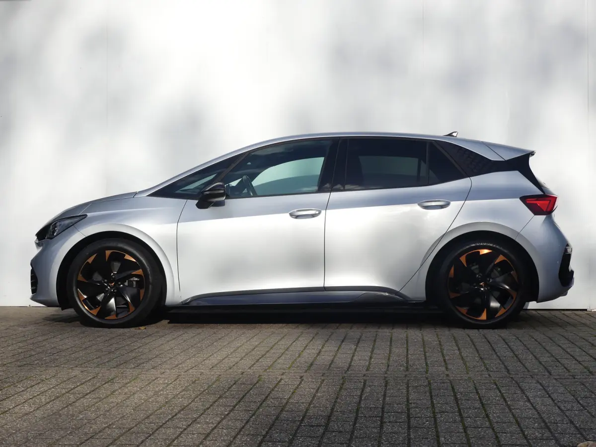 Adrenaline One 62 kWh | ADAPTIVE CRUISE | STOEL+STUURVERWARMING | CAMERA | PARKEERSENSOREN V+A | LMV 19" | NAVI | APPLE CARPLAY / ANDROID AUTO |