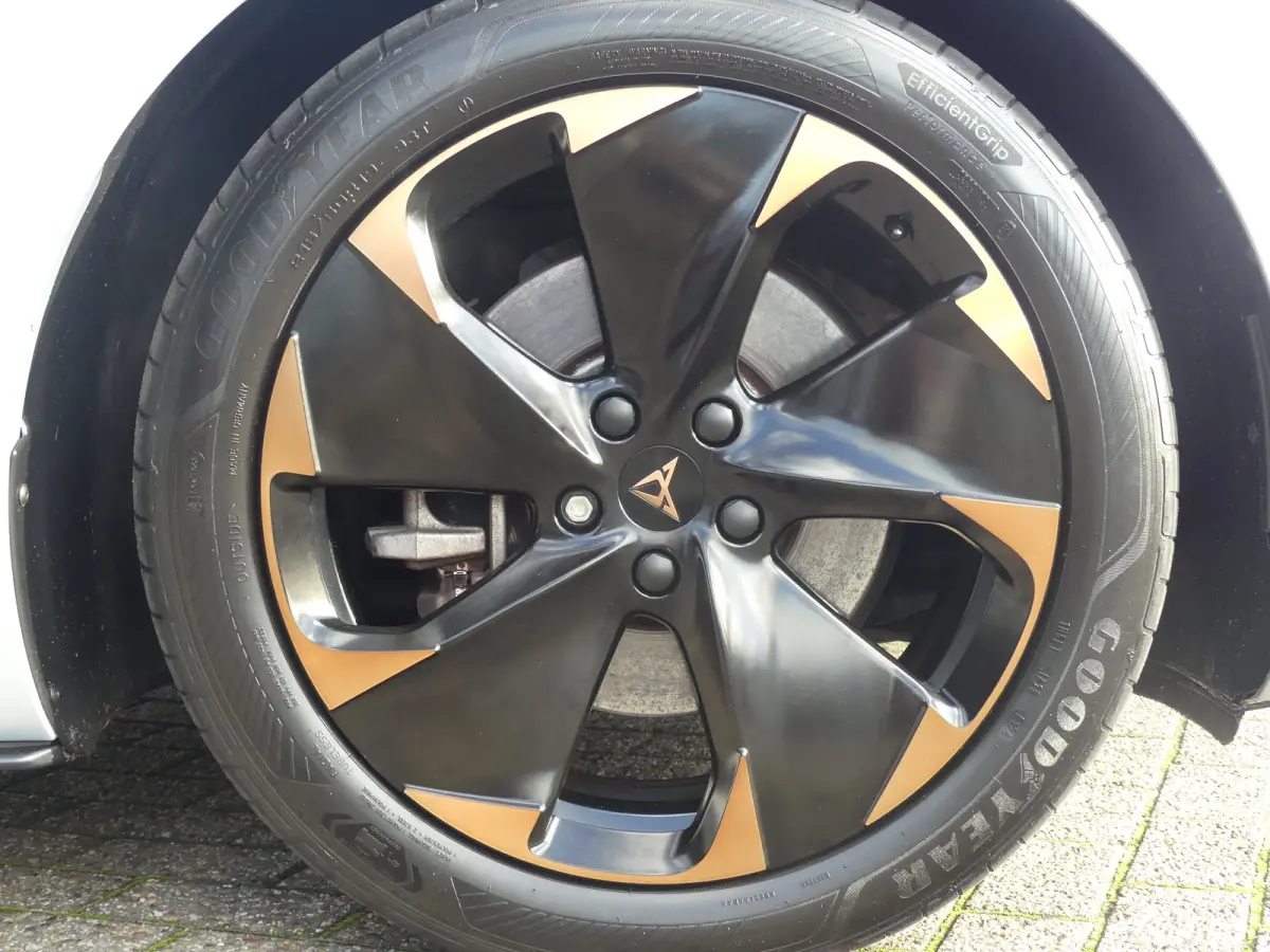 Adrenaline One 62 kWh | ADAPTIVE CRUISE | STOEL+STUURVERWARMING | CAMERA | PARKEERSENSOREN V+A | LMV 19" | NAVI | APPLE CARPLAY / ANDROID AUTO |