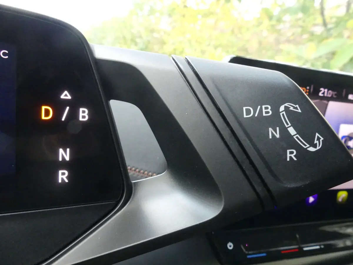 Adrenaline One 62 kWh | ADAPTIVE CRUISE | STOEL+STUURVERWARMING | CAMERA | PARKEERSENSOREN V+A | LMV 19" | NAVI | APPLE CARPLAY / ANDROID AUTO |