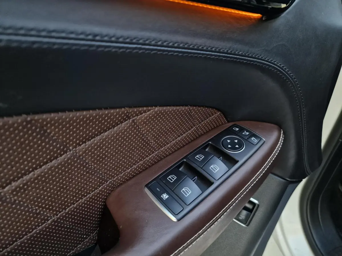 ML 500 4.7-liter V8 Biturbo 409PK|AMG-uitgevoerd|Designo|360'Camera|Trekhaak|LEER|Xenon|ACC|Stoel&Stuur-verwarming|Karman&Kardon|Schuifdak|