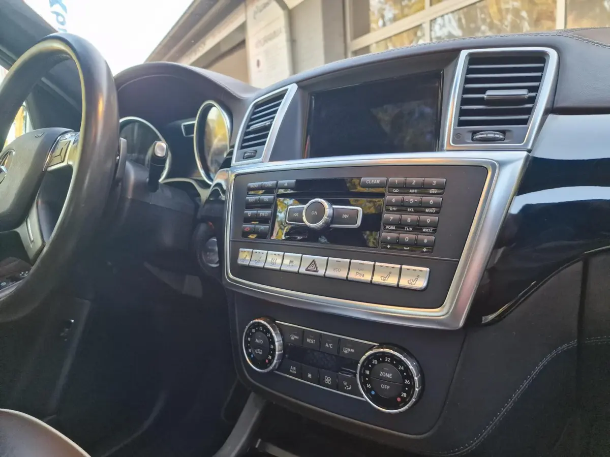 ML 500 4.7-liter V8 Biturbo 409PK|AMG-uitgevoerd|Designo|360'Camera|Trekhaak|LEER|Xenon|ACC|Stoel&Stuur-verwarming|Karman&Kardon|Schuifdak|