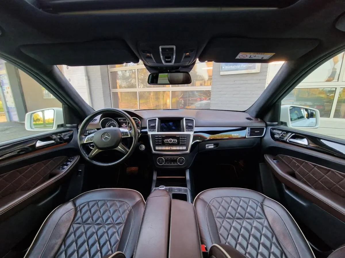 ML 500 4.7-liter V8 Biturbo 409PK|AMG-uitgevoerd|Designo|360'Camera|Trekhaak|LEER|Xenon|ACC|Stoel&Stuur-verwarming|Karman&Kardon|Schuifdak|