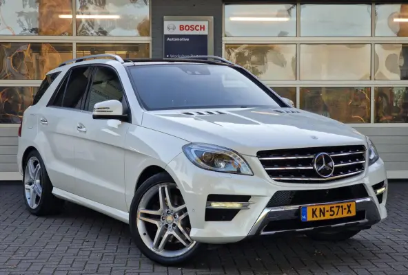 ML 500 4.7-liter V8 Biturbo 409PK|AMG-uitgevoerd|Designo|360'Camera|Trekhaak|LEER|Xenon|ACC|Stoel&Stuur-verwarming|Karman&Kardon|Schuifdak|