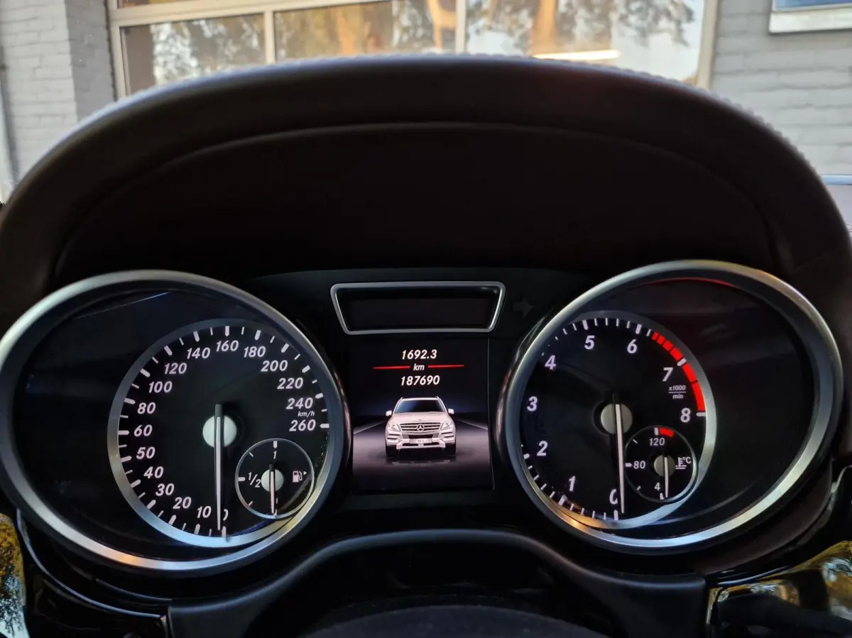 ML 500 4.7-liter V8 Biturbo 409PK|AMG-uitgevoerd|Designo|360'Camera|Trekhaak|LEER|Xenon|ACC|Stoel&Stuur-verwarming|Karman&Kardon|Schuifdak|
