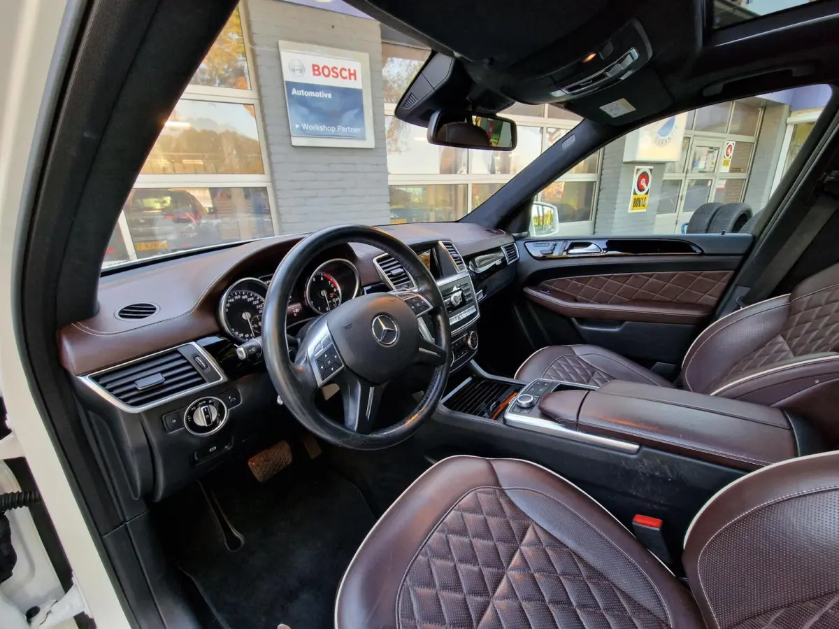 ML 500 4.7-liter V8 Biturbo 409PK|AMG-uitgevoerd|Designo|360'Camera|Trekhaak|LEER|Xenon|ACC|Stoel&Stuur-verwarming|Karman&Kardon|Schuifdak|