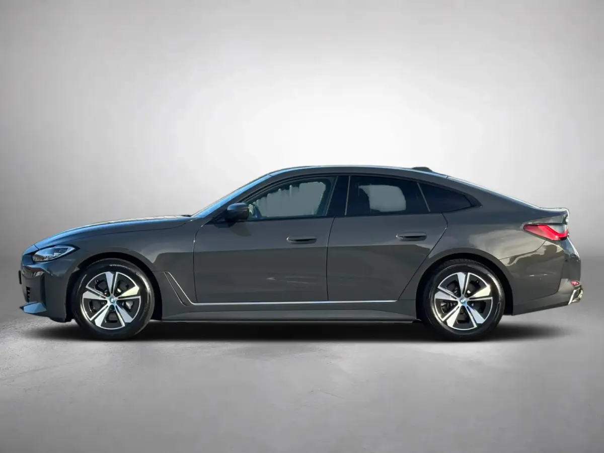 EDrive40 High Executive 84 kWh 96%SoH (NL-auto, 1e Eig, Dealer OndH, Trekhaak, Navi, Camera, Addpt Cruise, StoelV, Etc)