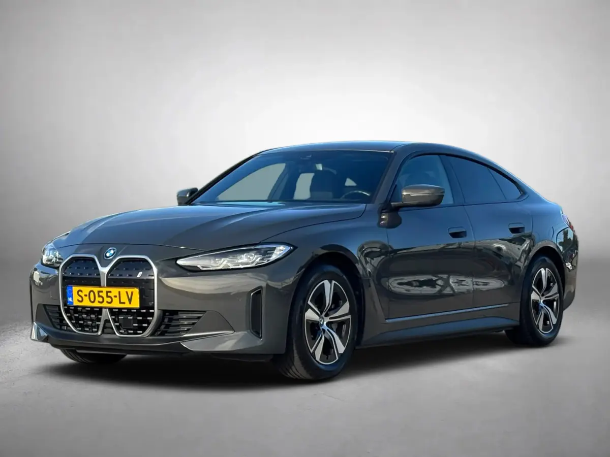 EDrive40 High Executive 84 kWh 96%SoH (NL-auto, 1e Eig, Dealer OndH, Trekhaak, Navi, Camera, Addpt Cruise, StoelV, Etc)